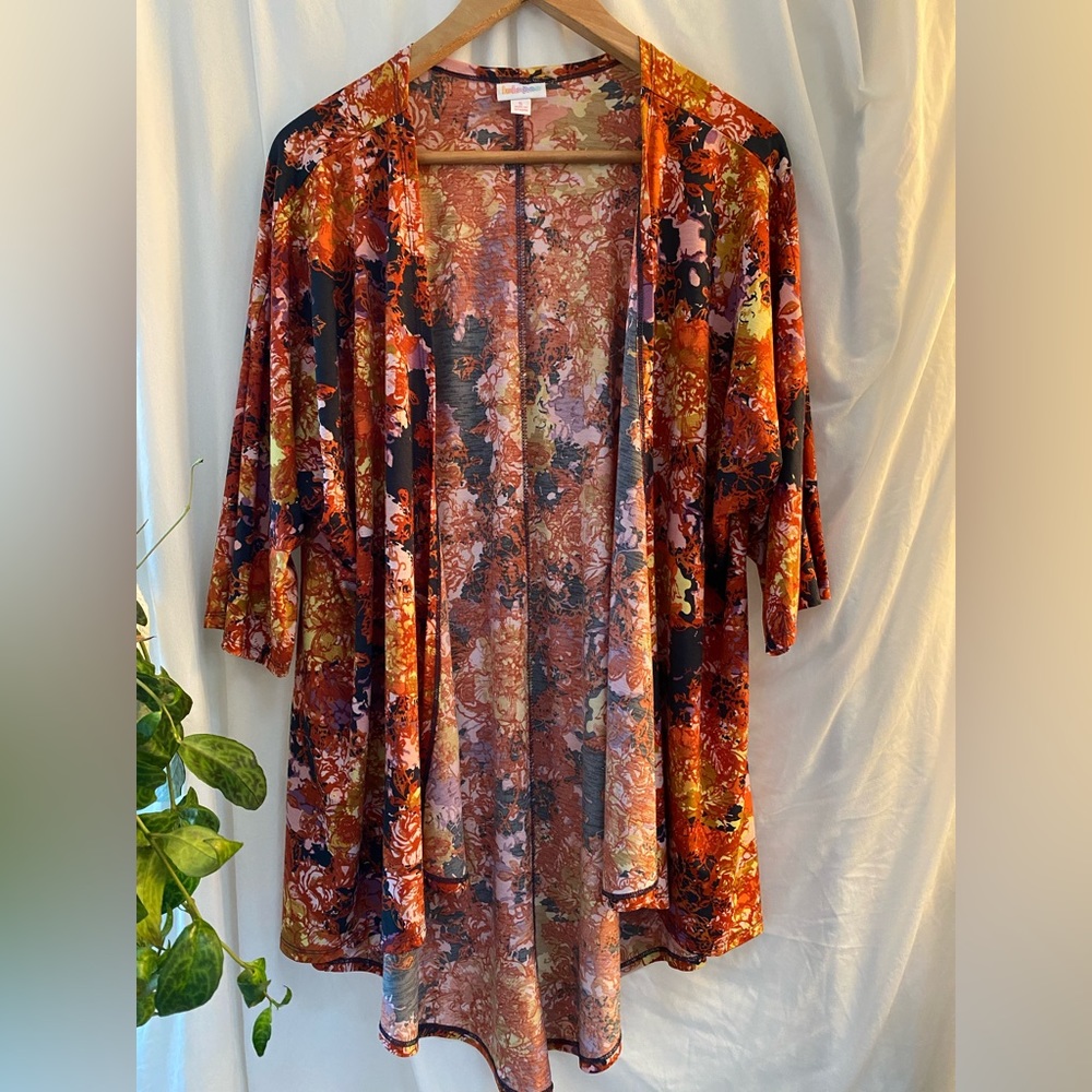Stunning sweater in stretchy fabric with all the colors